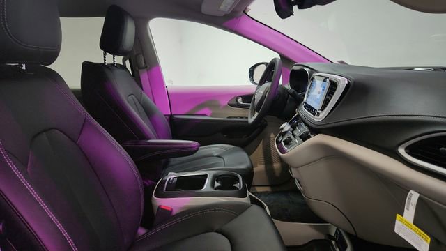 Used 2024 Chrysler Pacifica Select image 22