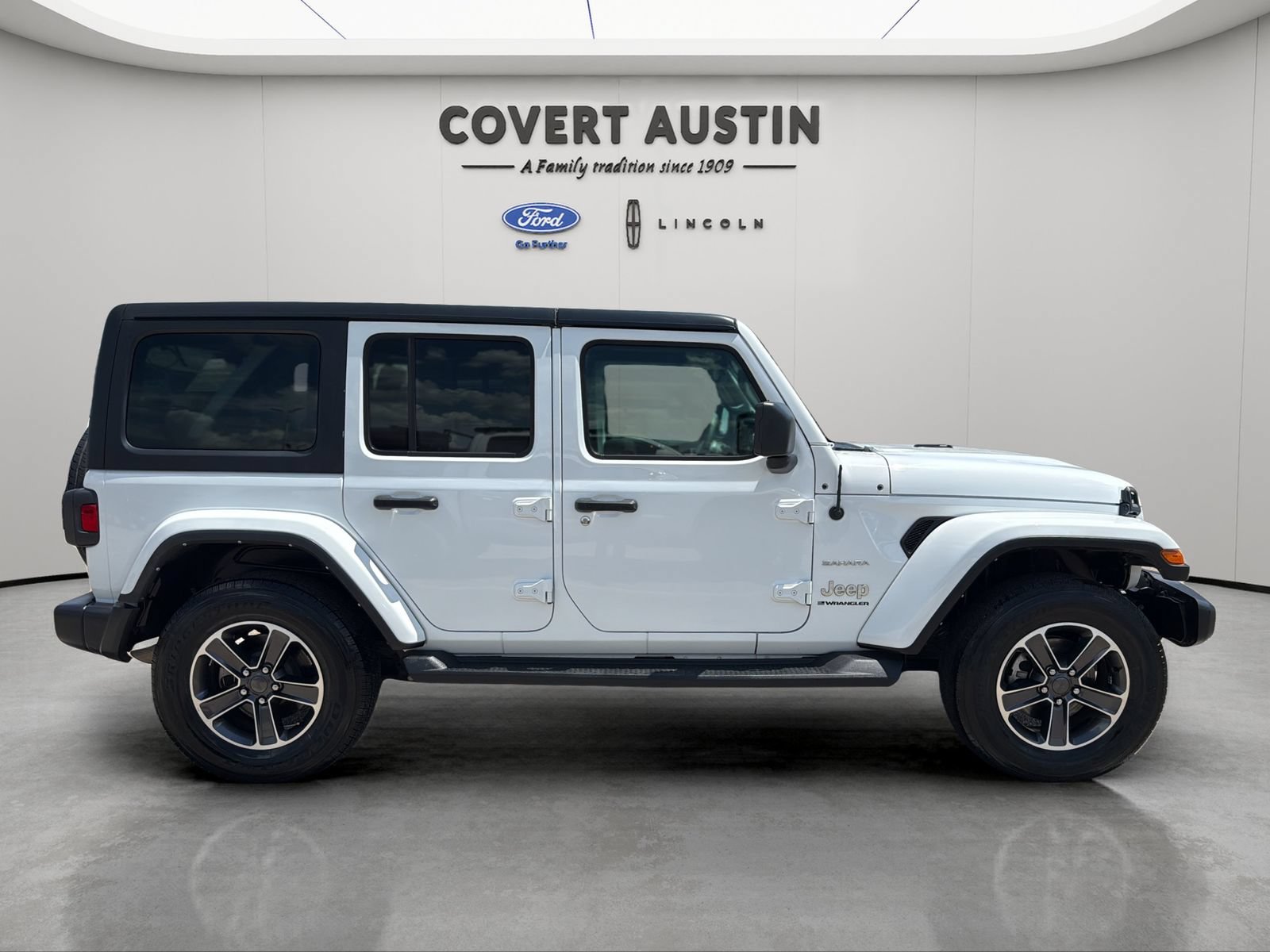Used 2023 Jeep Wrangler Unlimited Sahara AWD/4WD image 6