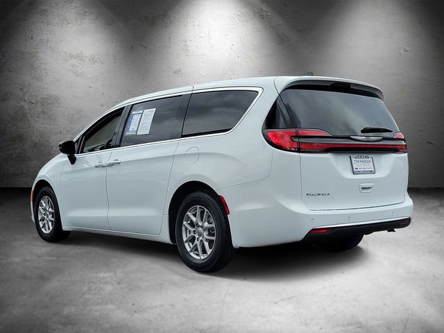 Used 2025 Chrysler Pacifica Select image 4