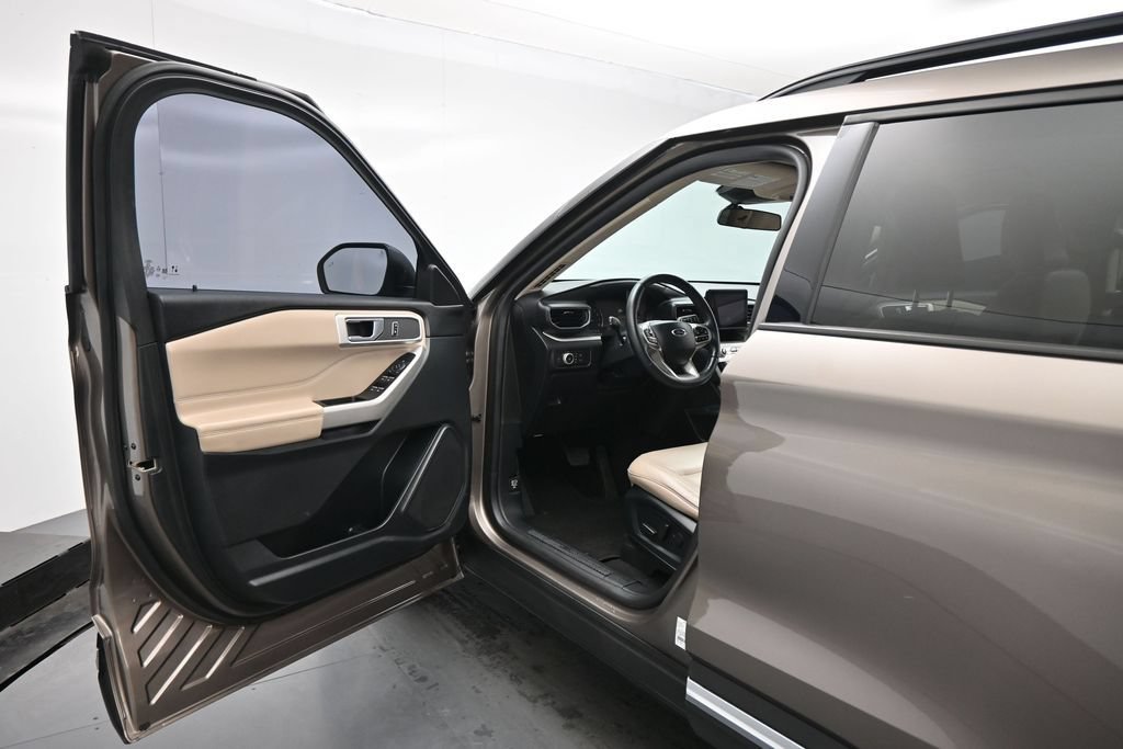 Certified 2021 Ford Explorer XLT w/ Equipment Group 202A RWD image 9