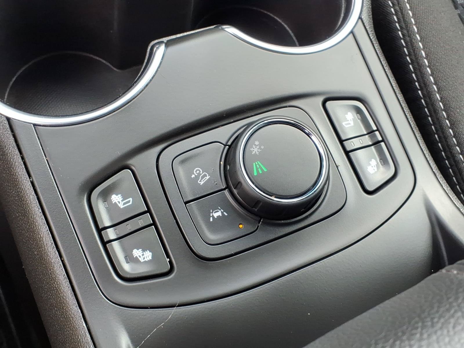 Used 2024 GMC Terrain SLE w/ Driver Convenience Package FWD image 11