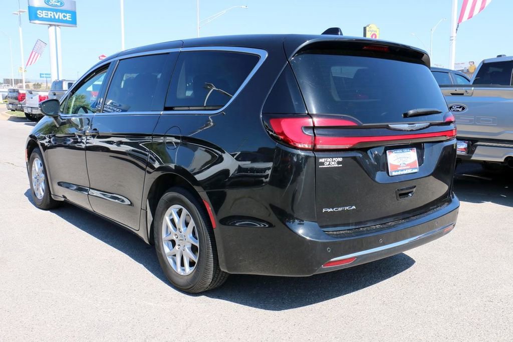 Used 2023 Chrysler Pacifica Touring-L FWD image 7