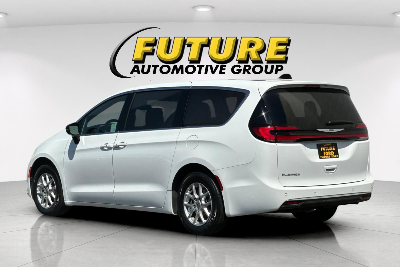 Used 2025 Chrysler Pacifica Select FWD image 5
