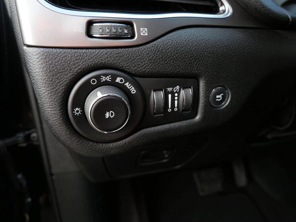 Used 2019 Jeep Cherokee Limited w/ Trailer Tow Group AWD/4WD image 15