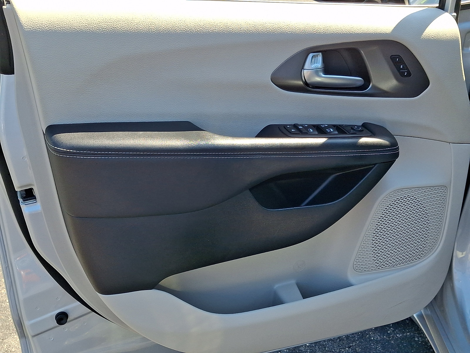 Used 2024 Chrysler Pacifica Touring-L FWD image 15