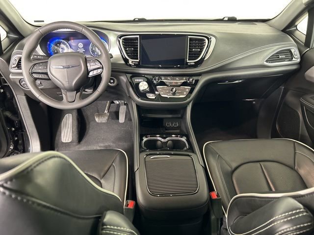 Used 2025 Chrysler Pacifica Limited FWD image 17