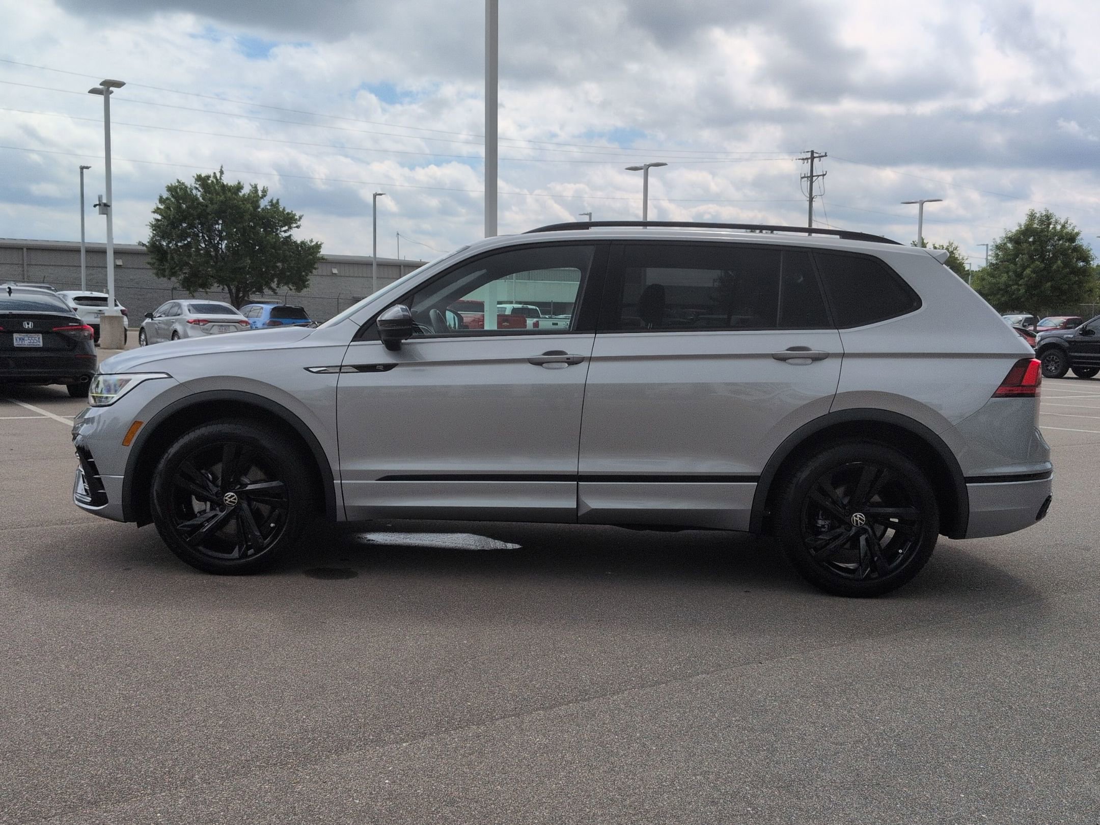Used 2023 Volkswagen Tiguan SE R-Line FWD image 7