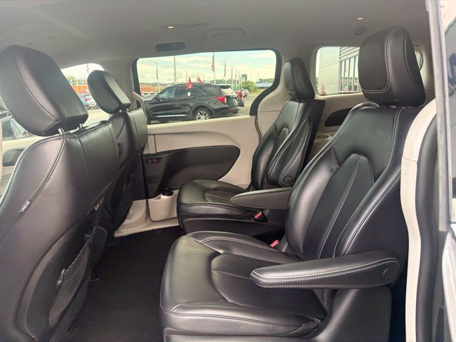 Used 2023 Chrysler Pacifica Touring-L FWD image 18