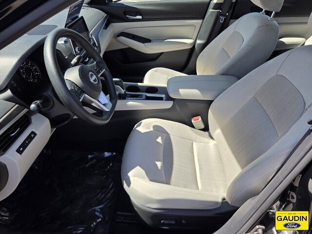 Used 2025 Nissan Altima 2.5 SV FWD image 11