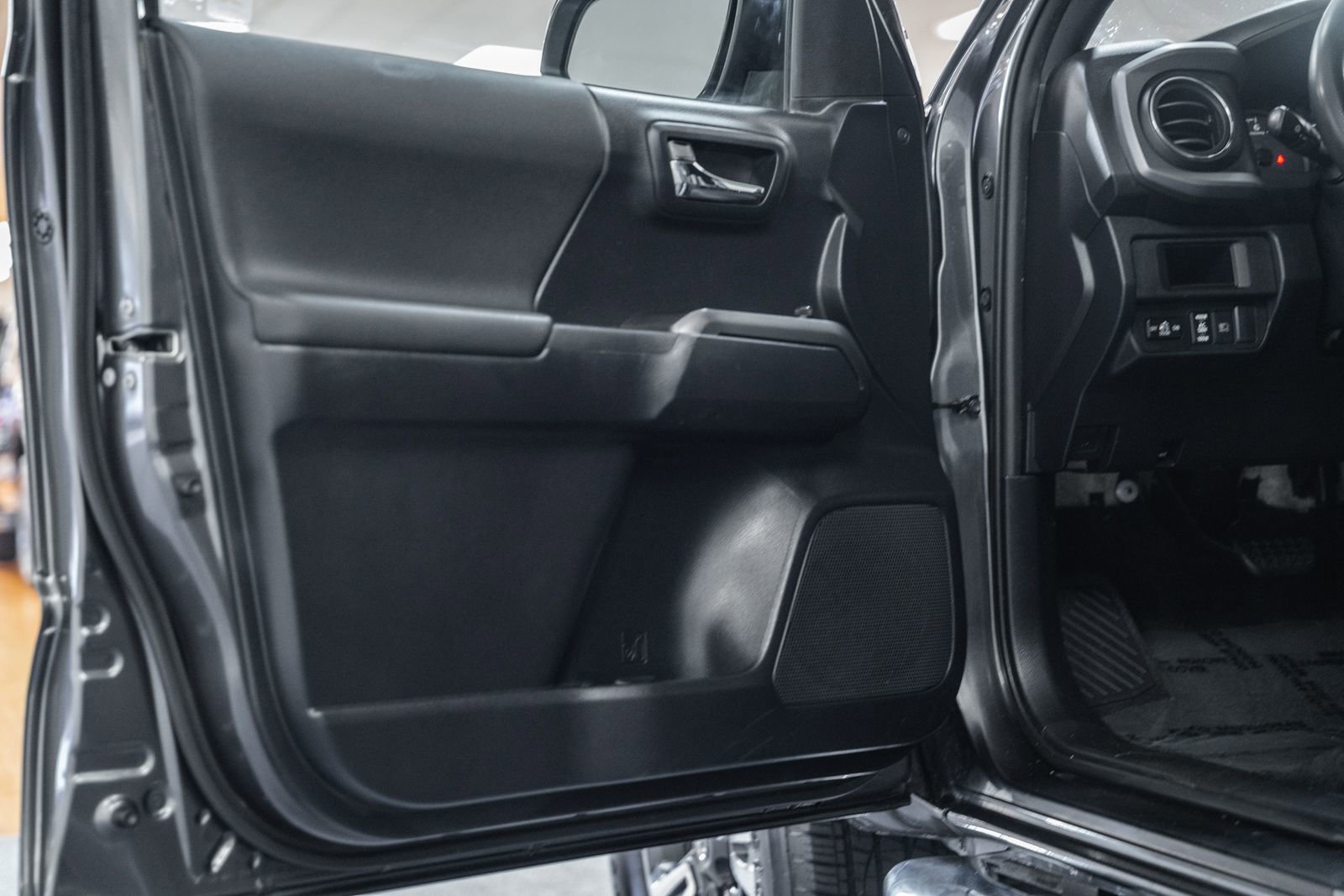 Used 2019 Toyota Tacoma TRD Sport image 43