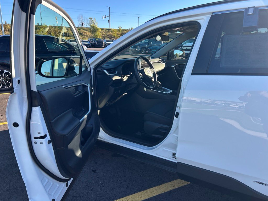 Used 2025 Toyota RAV4 LE AWD/4WD image 9