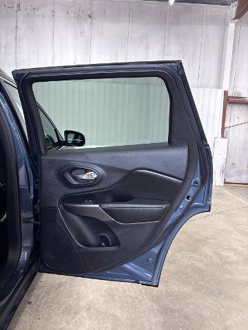 Used 2020 Jeep Cherokee Limited AWD/4WD image 16