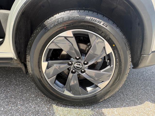 Used 2025 Nissan Rogue SV FWD image 35