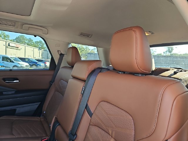 Used 2024 Nissan Pathfinder Platinum FWD image 17