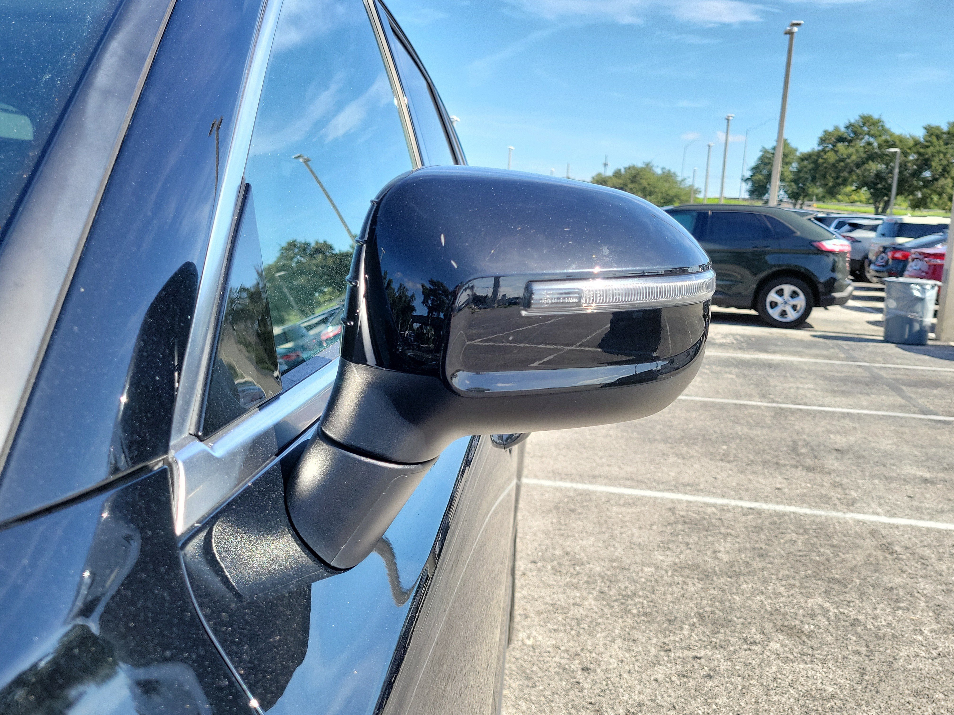 Used 2024 Kia Telluride EX w/ EX Captain's Chair Package FWD image 4