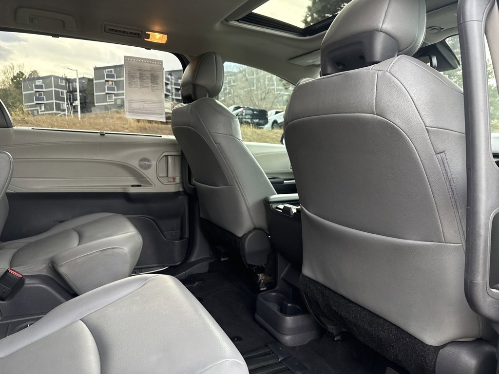 Used 2021 Toyota Sienna XLE image 28