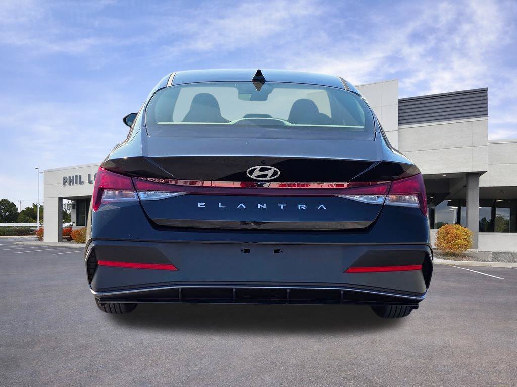 Used 2026 Hyundai Elantra SE FWD image 5