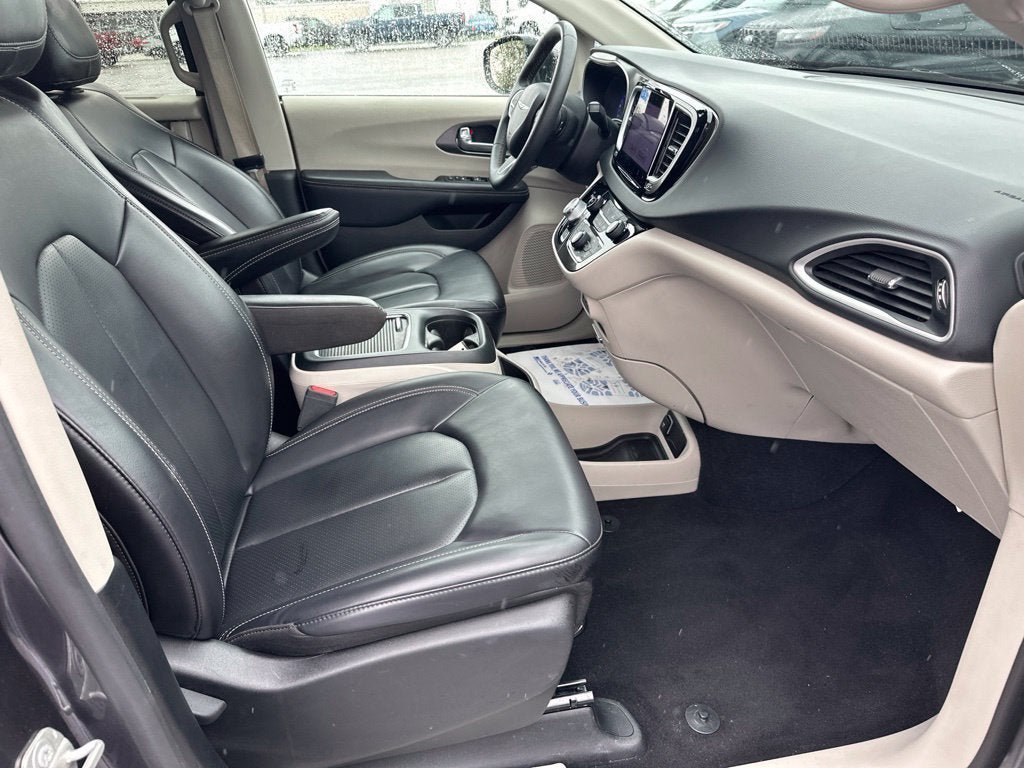 Used 2023 Chrysler Pacifica Touring-L FWD image 11