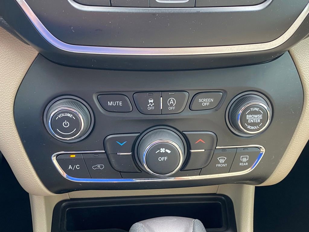 Used 2019 Jeep Cherokee Latitude w/ Popular Appearance Group FWD image 17