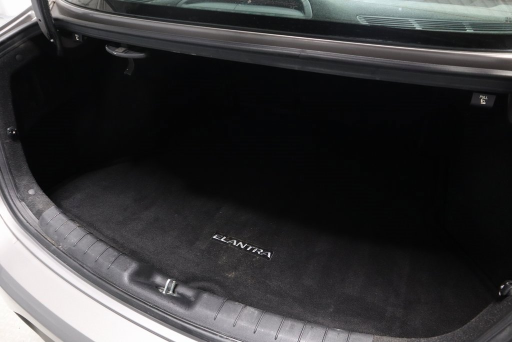 Used 2020 Hyundai Elantra SE w/ Winter Weather Package image 11