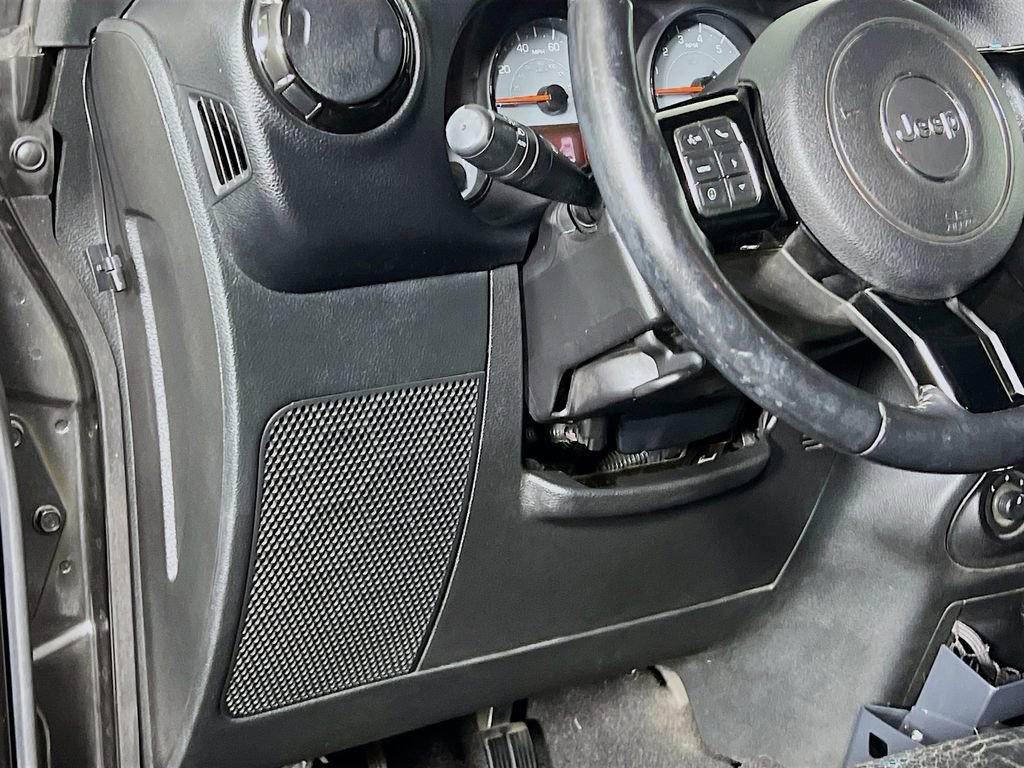 Used 2017 Jeep Wrangler Unlimited Sahara AWD/4WD image 12