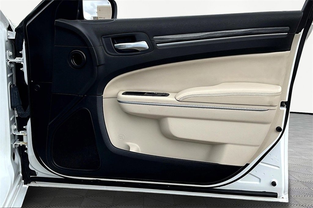 Used 2022 Chrysler 300 Touring w/ Sport Appearance Package image 24