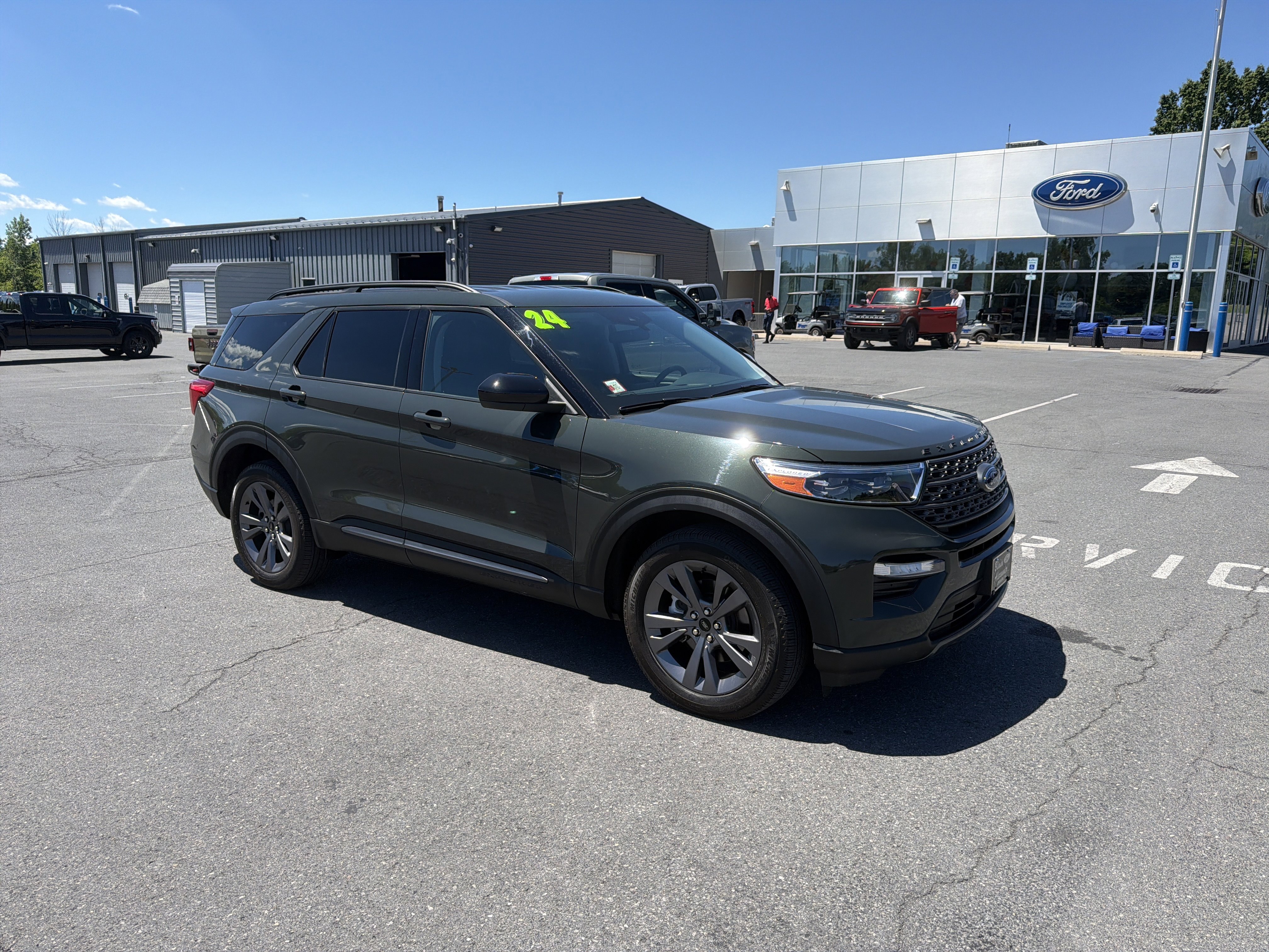 Certified 2024 Ford Explorer XLT w/ Equipment Group 202A AWD/4WD image 1