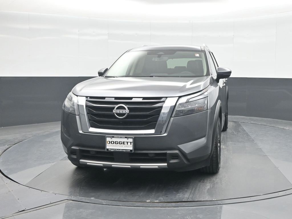 Used 2025 Nissan Pathfinder SL image 2