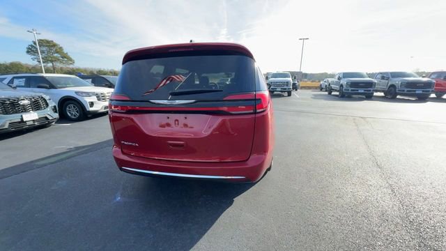 Used 2025 Chrysler Pacifica Select image 6