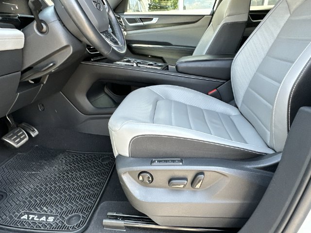 Used 2024 Volkswagen Atlas Cross Sport SEL R-Line AWD/4WD image 13