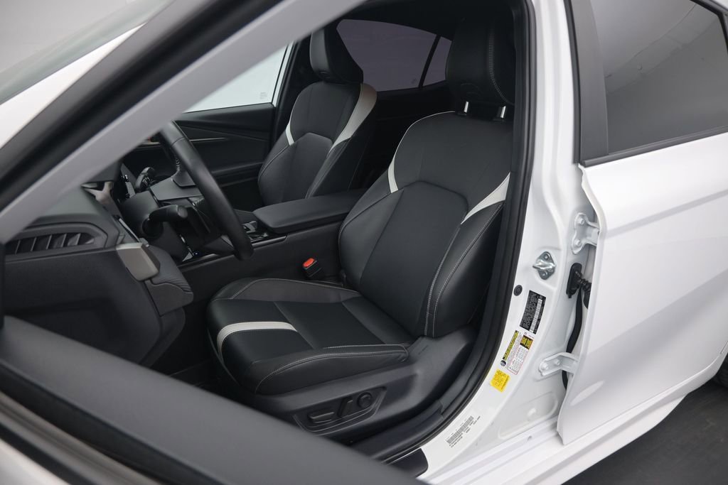 Used 2025 Toyota Camry SE FWD image 9