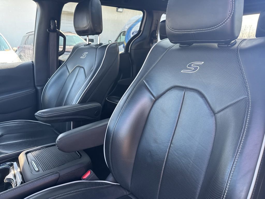 Used 2025 Chrysler Pacifica Limited image 18