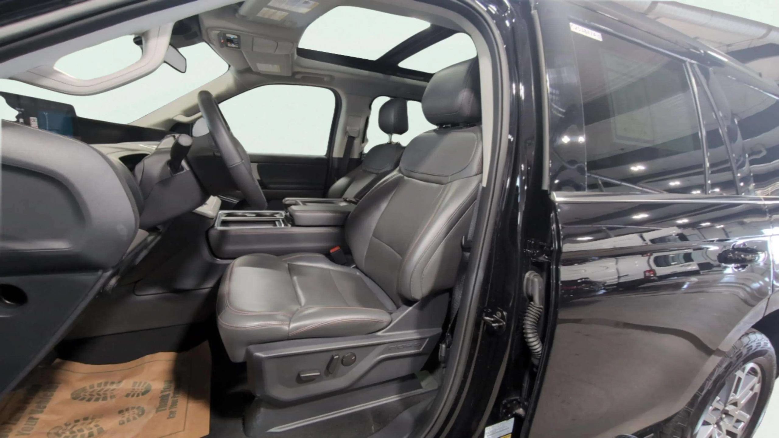 Certified 2025 Ford Expedition Active AWD/4WD image 13