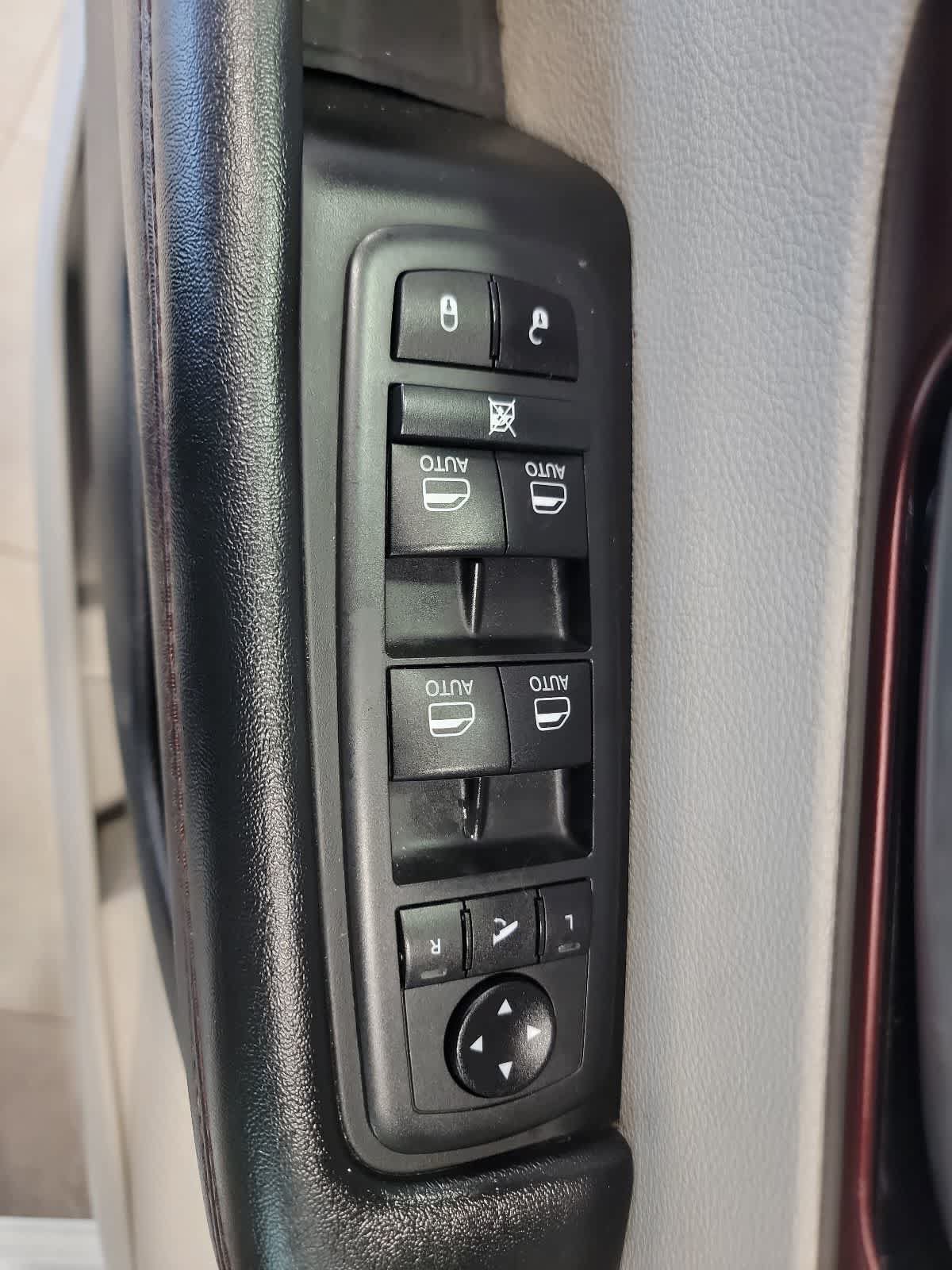 Used 2020 Chrysler Pacifica Limited FWD image 17