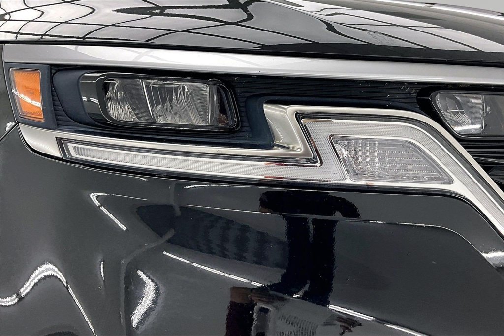 Used 2023 Kia Carnival LX FWD image 30