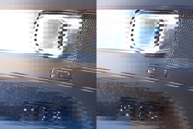 Used 2020 Volvo XC40 T4 Momentum image 19