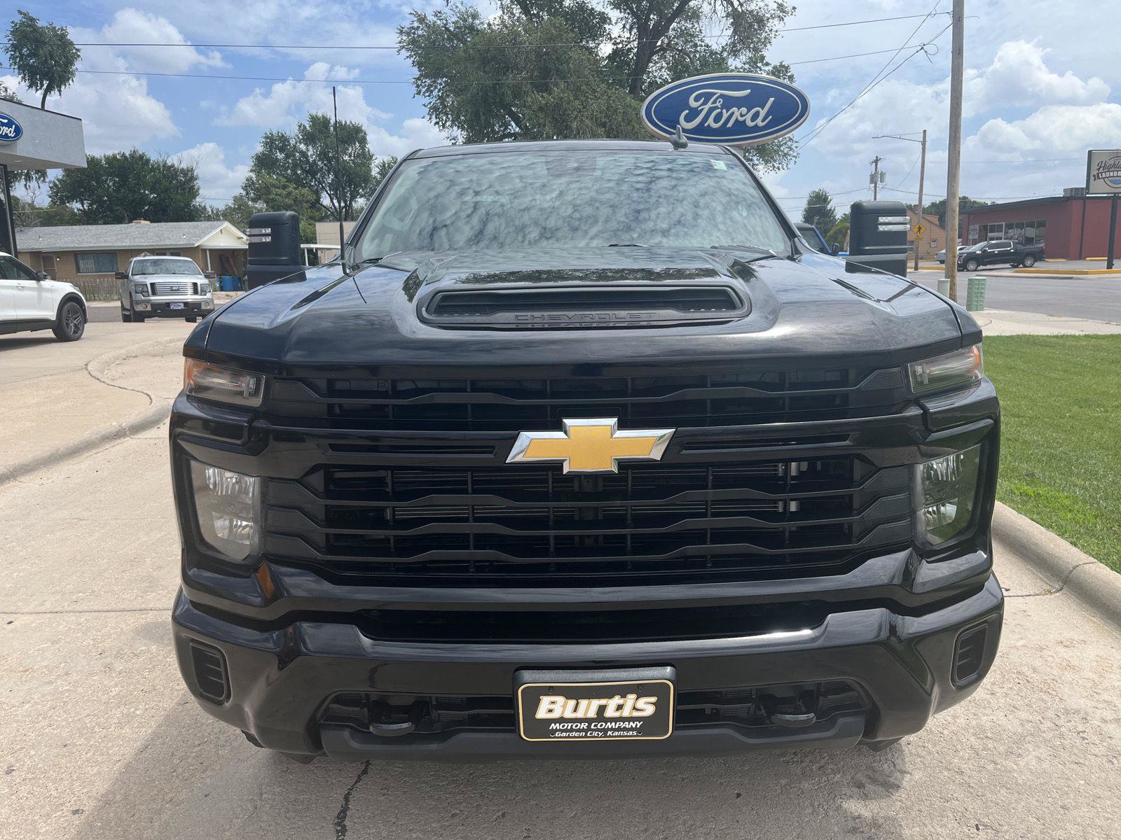 Used 2024 Chevrolet Silverado 2500 Custom w/ Custom Value Package AWD/4WD image 3