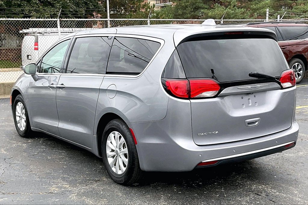 Used 2019 Chrysler Pacifica Touring Plus w/ Cold Weather Group FWD image 10