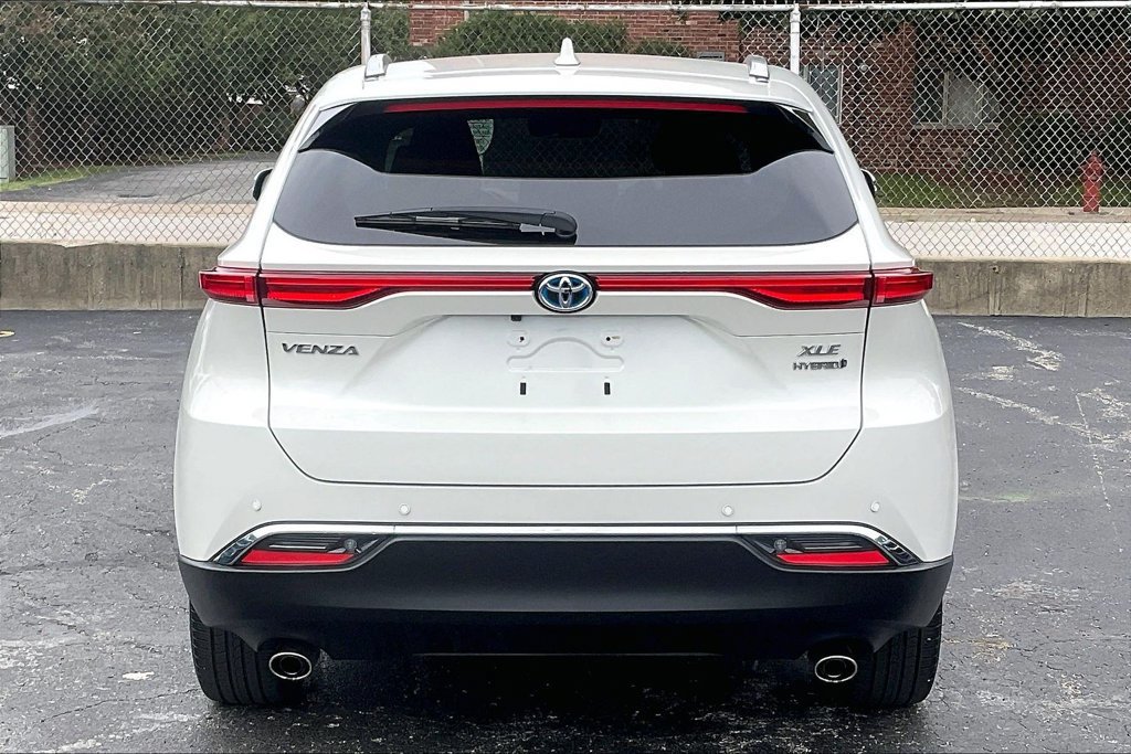 Used 2022 Toyota Venza XLE AWD/4WD image 3