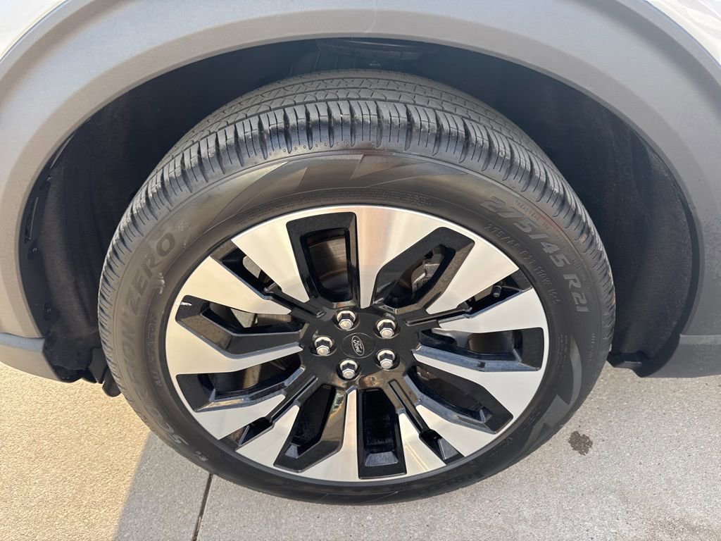Certified 2025 Ford Explorer Platinum w/ LUX Leather Package image 12