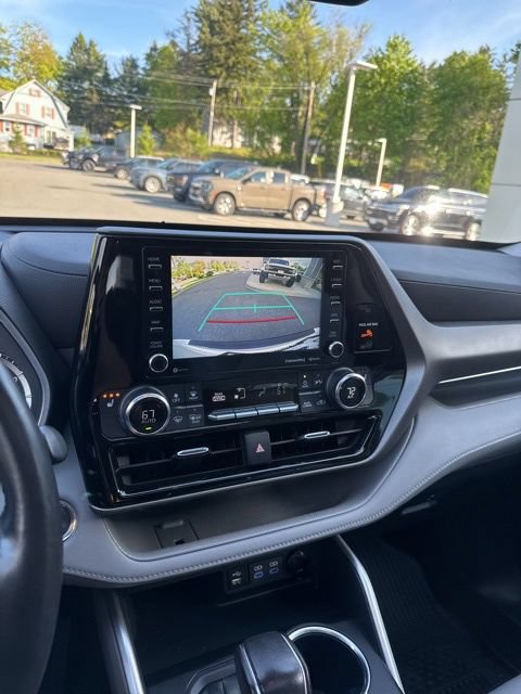 Used 2022 Toyota Highlander XLE AWD/4WD image 32