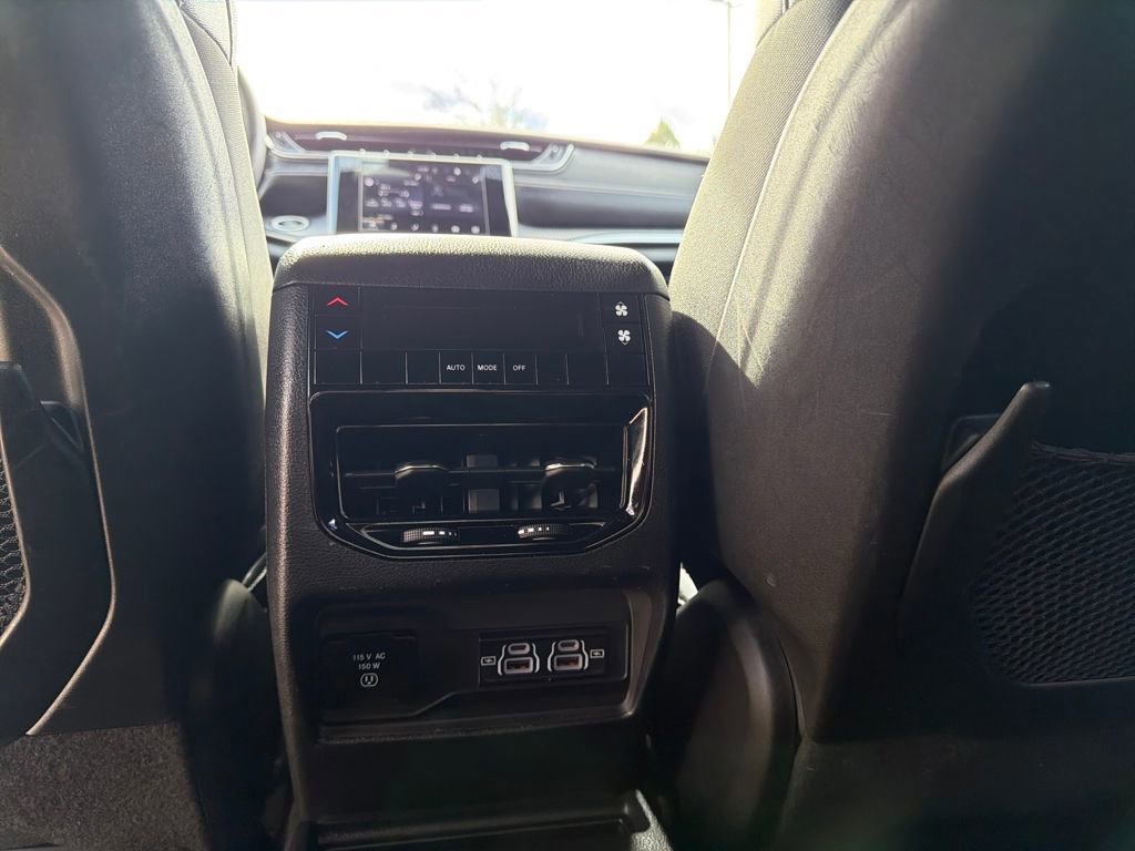 Used 2023 Jeep Grand Cherokee L Laredo image 24