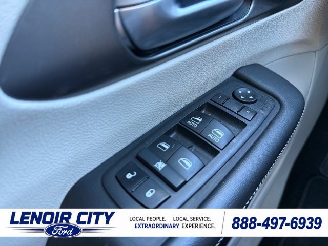 Used 2024 Chrysler Pacifica Touring-L FWD image 28