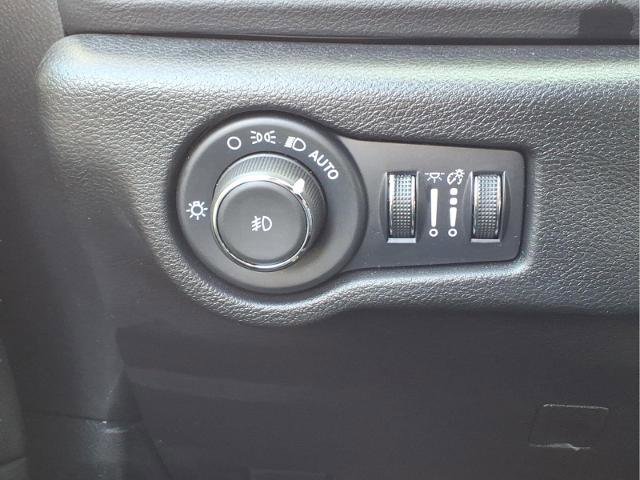 Used 2025 Chrysler Pacifica Select image 17