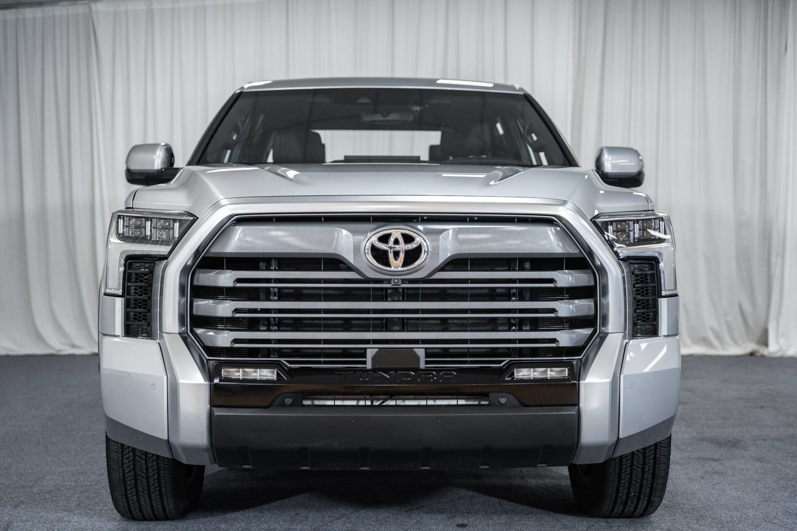 Used 2025 Toyota Tundra Limited AWD/4WD image 2