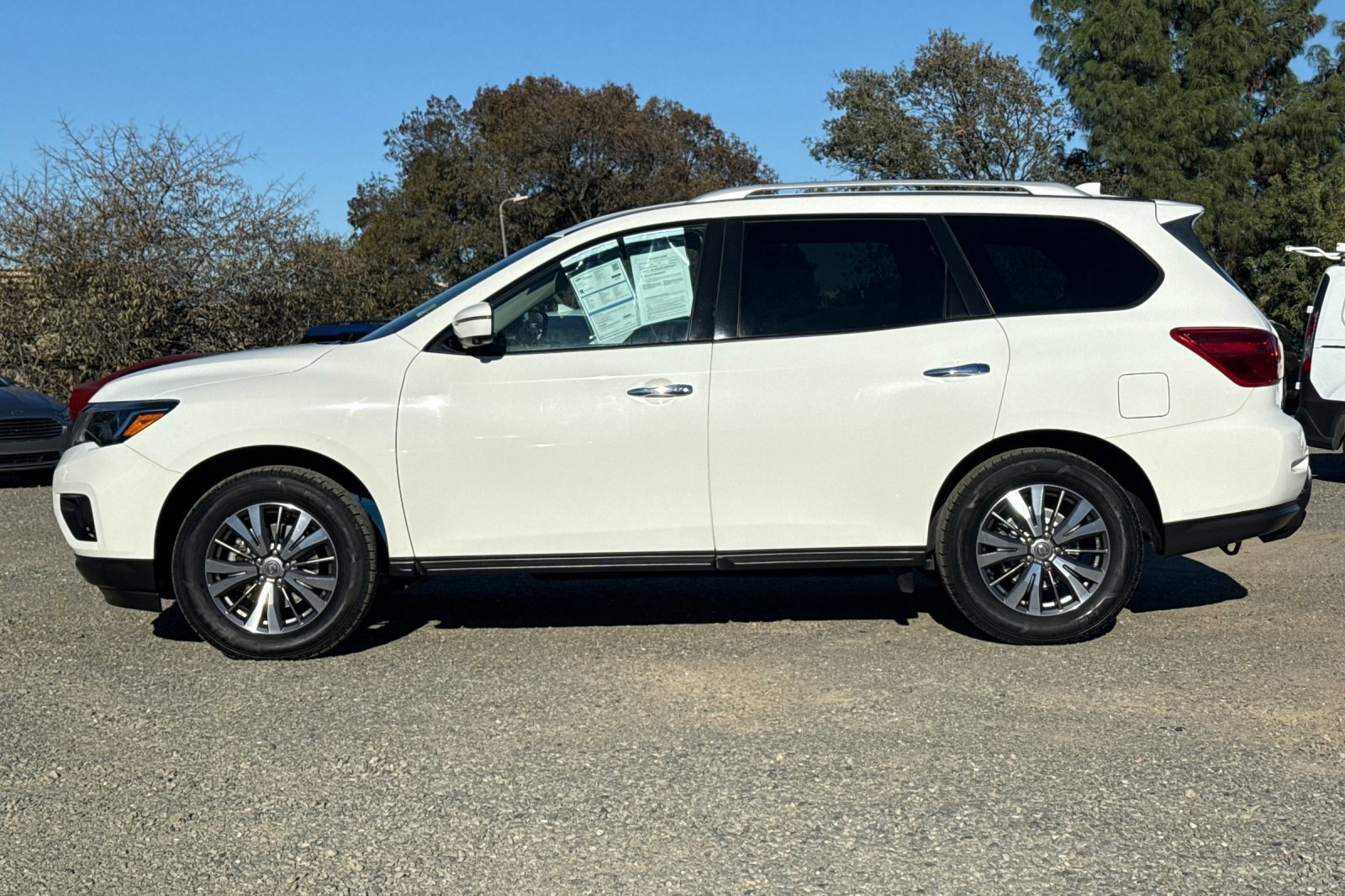 Used 2019 Nissan Pathfinder SL image 2
