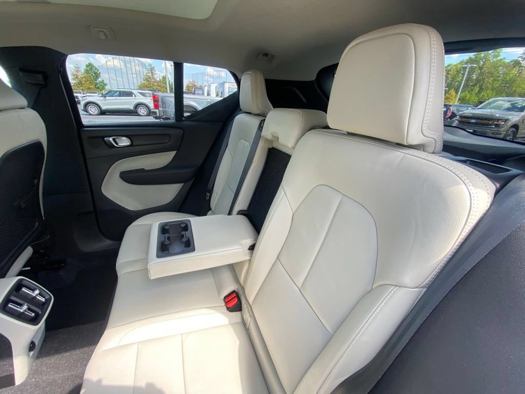 Used 2021 Volvo XC40 T4 Momentum FWD image 25