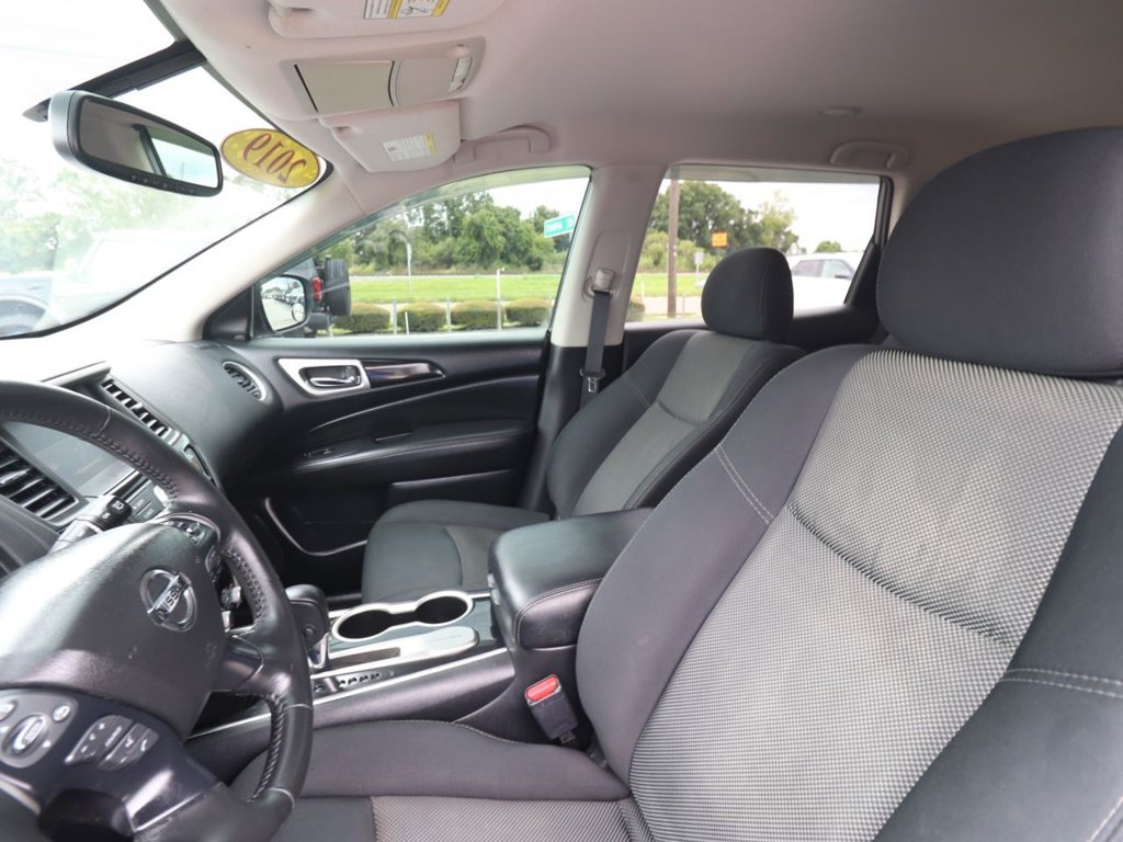 Used 2019 Nissan Pathfinder SV FWD image 2