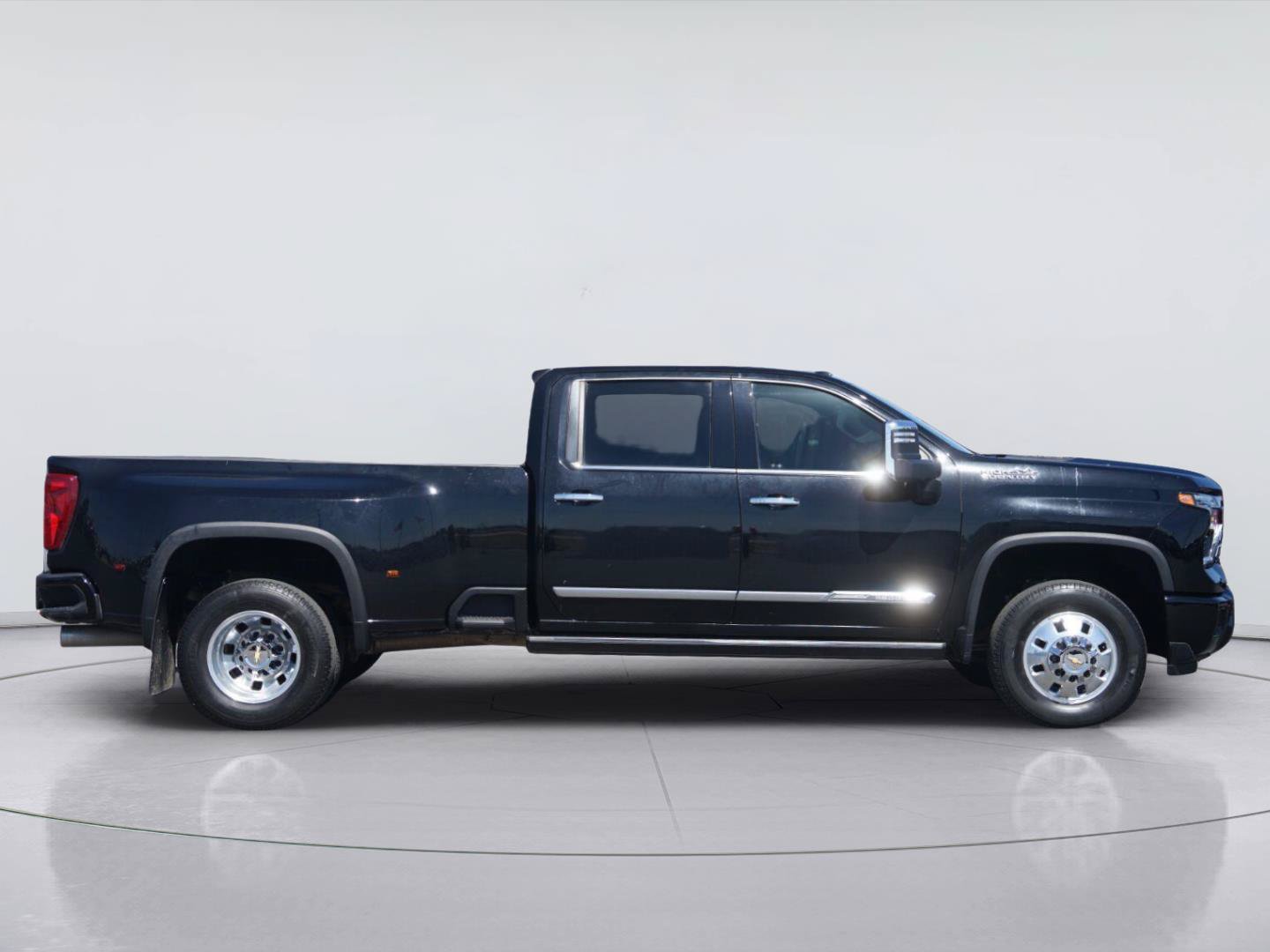 Used 2024 Chevrolet Silverado 3500 High Country w/ High Country Premium Package AWD/4WD image 5