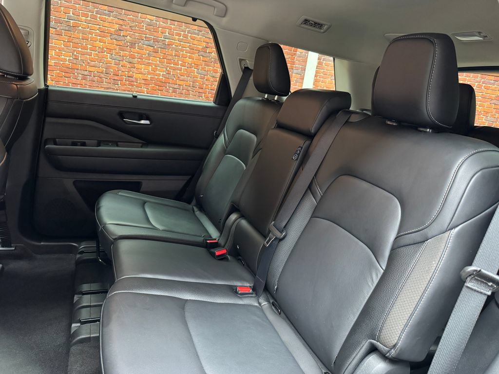 Used 2025 Nissan Pathfinder SL AWD/4WD image 25